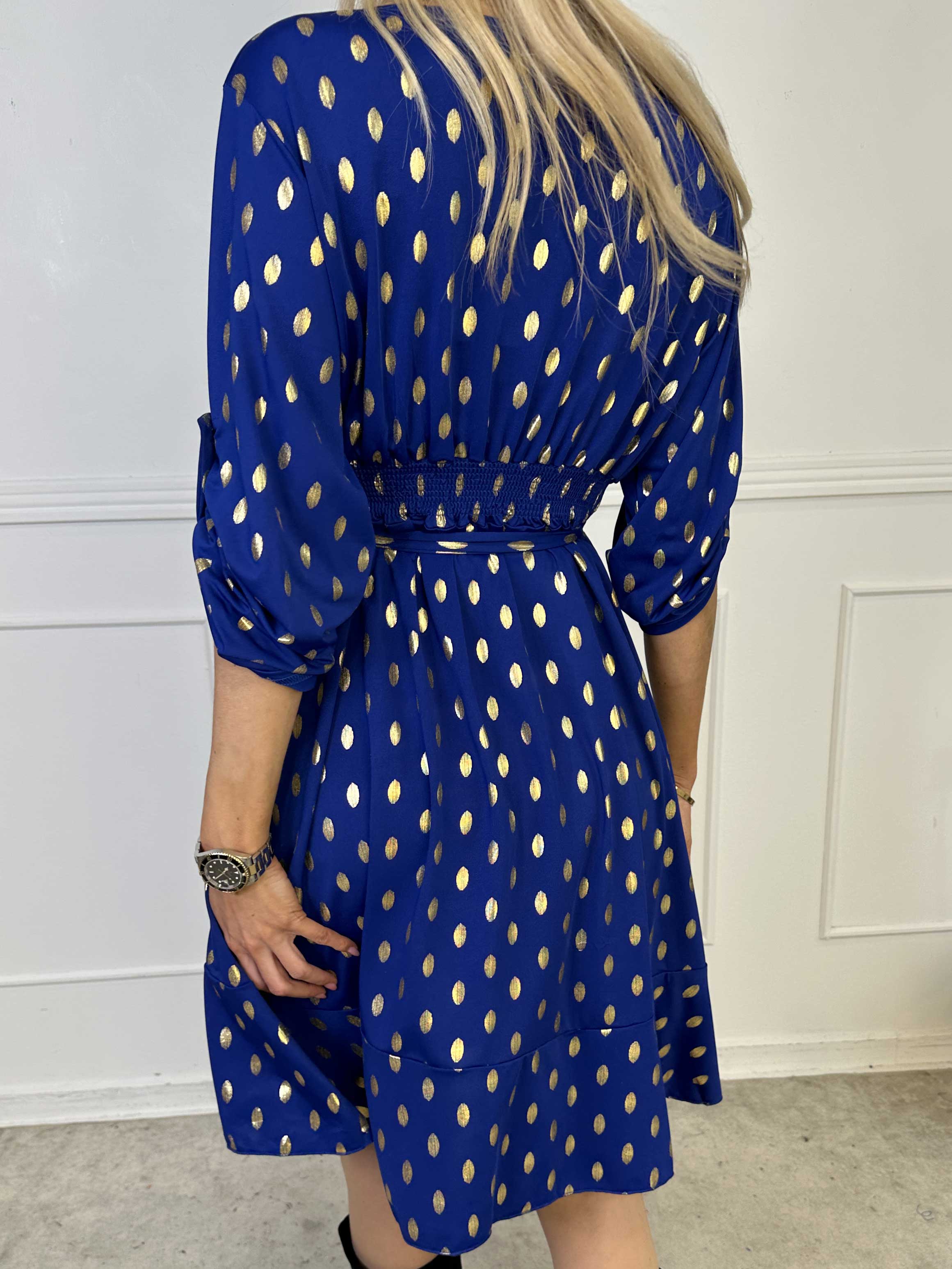 Savina Gold - Elastisk kjole i slå-om-look med guld dutter